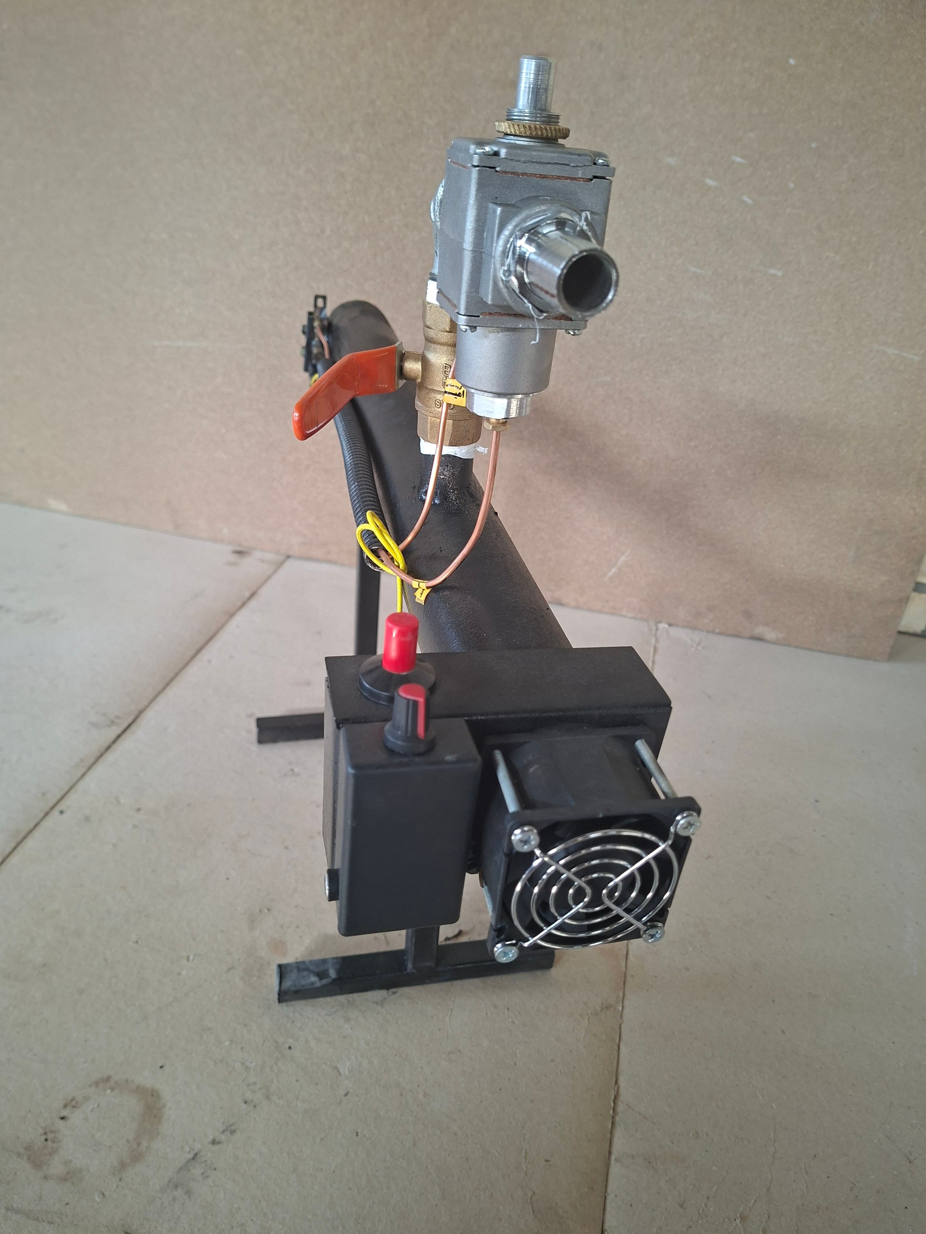 مشعل گاز فندار مدل B مجهز به شمعک، جرقهزن و شیر گاز مشعل گاز فندار مدل B مجهز به شمعک، جرقهزن و شیر گاز